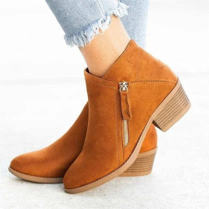 Velmira | Elegante Ankle Boots für Damen aus Veloursleder mit niedrigem Absatz und seitlichem Reißverschluss