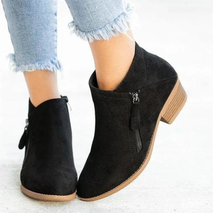 Velmira | Elegante Ankle Boots für Damen aus Veloursleder mit niedrigem Absatz und seitlichem Reißverschluss