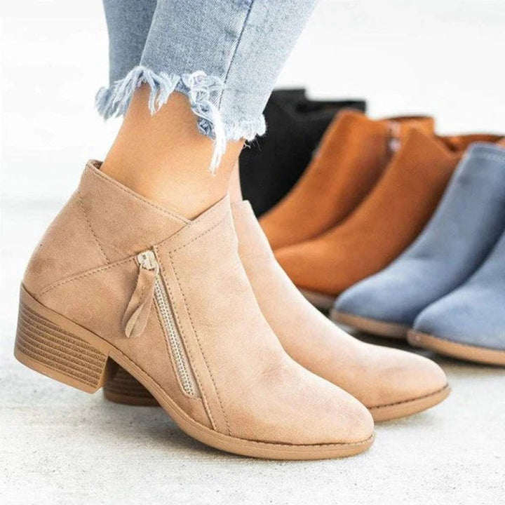 Velmira | Elegante Ankle Boots für Damen aus Veloursleder mit niedrigem Absatz und seitlichem Reißverschluss