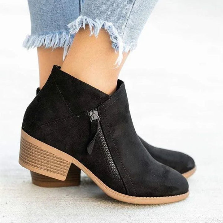 Velmira | Elegante Ankle Boots für Damen aus Veloursleder mit niedrigem Absatz und seitlichem Reißverschluss